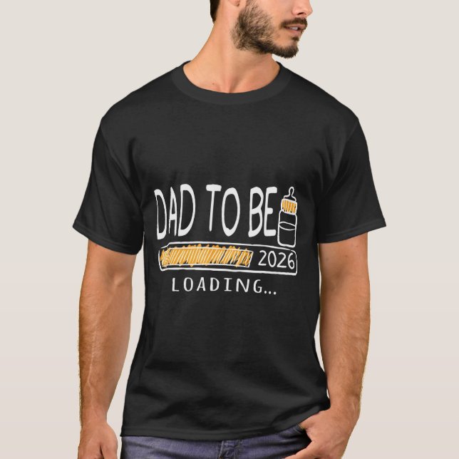 Camiseta Dad To Be 2026 Loading Pregnancy Announcement New  (Anverso)