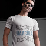 Camiseta Dadcula Blue Halloween - Papá fantasmal y divertid<br><div class="desc">¡Acepta el espíritu de Halloween con nuestra camiseta azul "Dadcula", diseñada especialmente para los papás que aman una buena risa y una vibración espeluznante! Con el juguetón diseño "Dadcula" en negrita y sobrecogedor grabado en un fresco fondo azul, esta camiseta es perfecta para los padres que quieren unirse a la...</div>