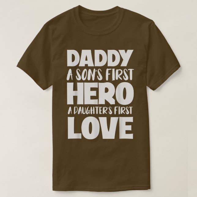 Camiseta Daddy A Sons First Hero A Daughters First Love Fat (Diseño del anverso)