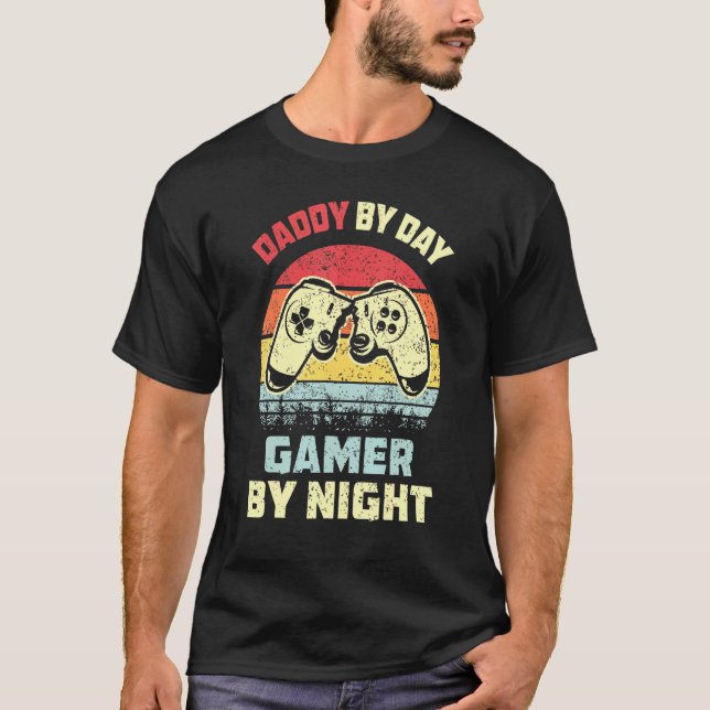 Camiseta Daddy By Day Gamer By Night (Anverso)