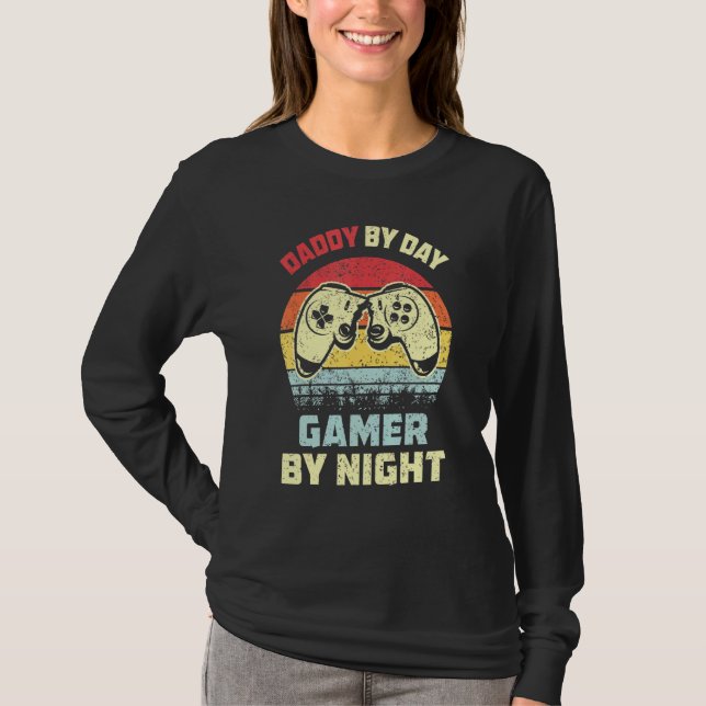 Camiseta Daddy By Day Gamer By Night (Anverso)