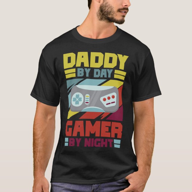 Camiseta Daddy by Day Gamer By Night ama jugar video Ga (Anverso)