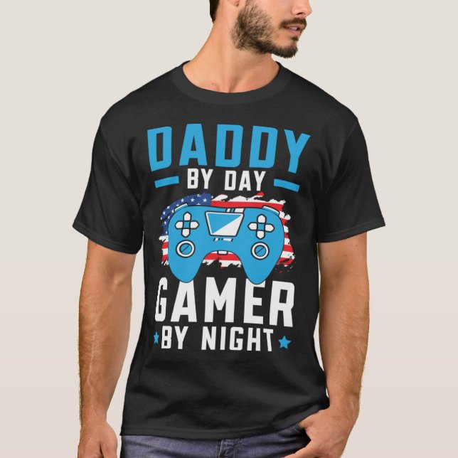 Camiseta Daddy By Day Gamer By Night Gaming Dad Fatherhood  (Anverso)