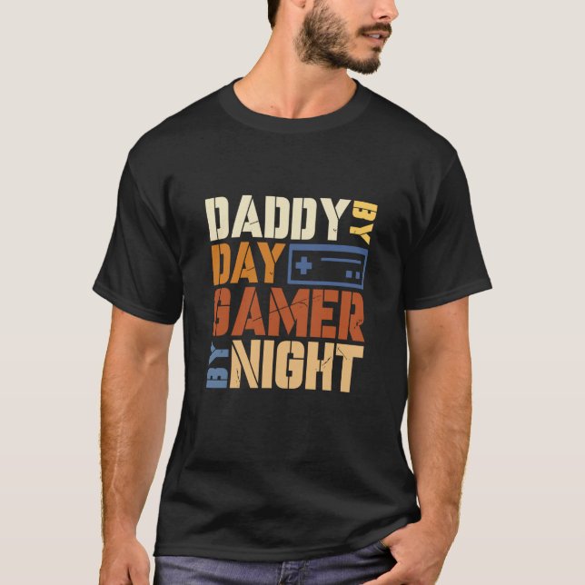 Camiseta Daddy by Day Gamer By Night Loves Playing Video Ga (Anverso)