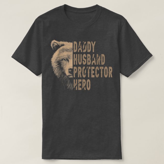 Camiseta Daddy Husband Protector Hero Papa Bear Dad Gift  (Diseño del anverso)