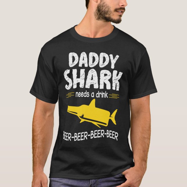 Camiseta Daddy Shark Needs A Drink Beer Happy Father Day Da (Anverso)