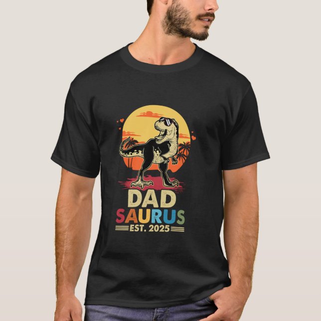 Camiseta Dadsaurus Trex Dinosaur Dad Saurus Est 2025 (Anverso)