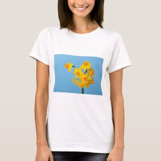 Camiseta Daffodias amarillas y naranjas sobre fondo azul