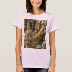 Camiseta Dama comprando en plaza