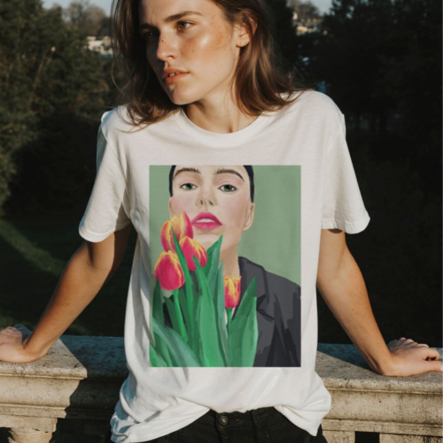 Camiseta Dama con tulipán verde y Naranja gráfico moderno (Chic, fashionable, elegant, modern with lady in red orange tulip graphic hand-drawn painting.)