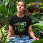 Camiseta Dama de planta loca<br><div class="desc">Dama de planta loca. Divertido regalo de amante de las plantas en colores verdes frescos con bonitos al lado de la bonita cita sobre las plantas y la obsesión verde. Un gran arquitecto paisajista regalo para un jardinero con un pulgar verde.</div>