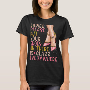 Camiseta Damas, por favor, pon tus zapatos ahí, la víspera 