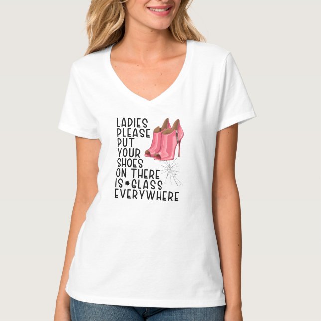 Camiseta Damas, por favor, pon tus zapatos ahí, la víspera  (Anverso)