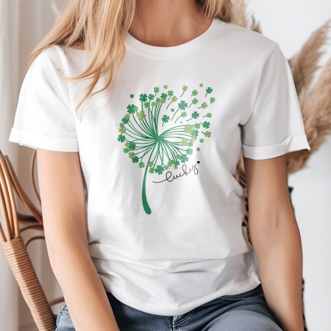 Camiseta Dandelia verde de suerte con rocas de champú (Young woman wearing a Lucky Green Dandelion with Shamrocks T-Shirt.)