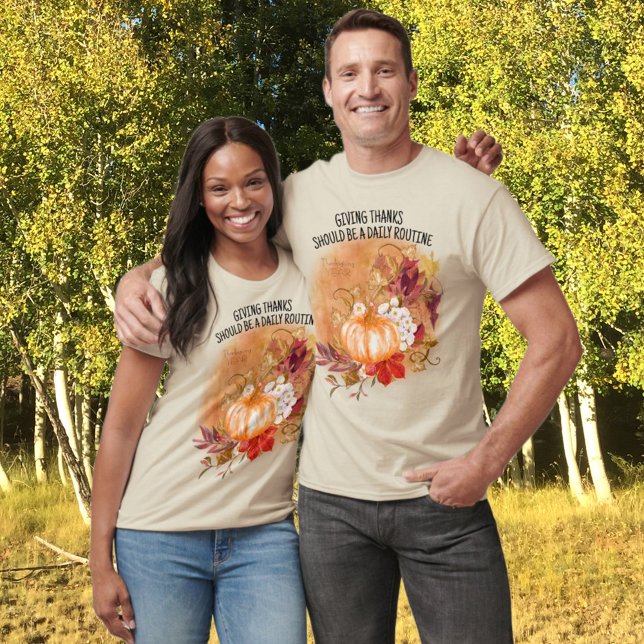 Camiseta Dando gracias con las hojas de otoño de la calabaz (Surprise your Thanksgiving guests with a holiday t-shirt. Change or remove the template text year.)