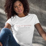 Camiseta Dargoso guiño rosa negrita caligrafía en negrita d<br><div class="desc">Celebra tu soltera con esta elegante camiseta minimalista,  con una tipografía rosa polvorienta y un elegante nombre de caligrafía. Añade fácilmente tus propios detalles haciendo clic en la opción "personalizar".</div>