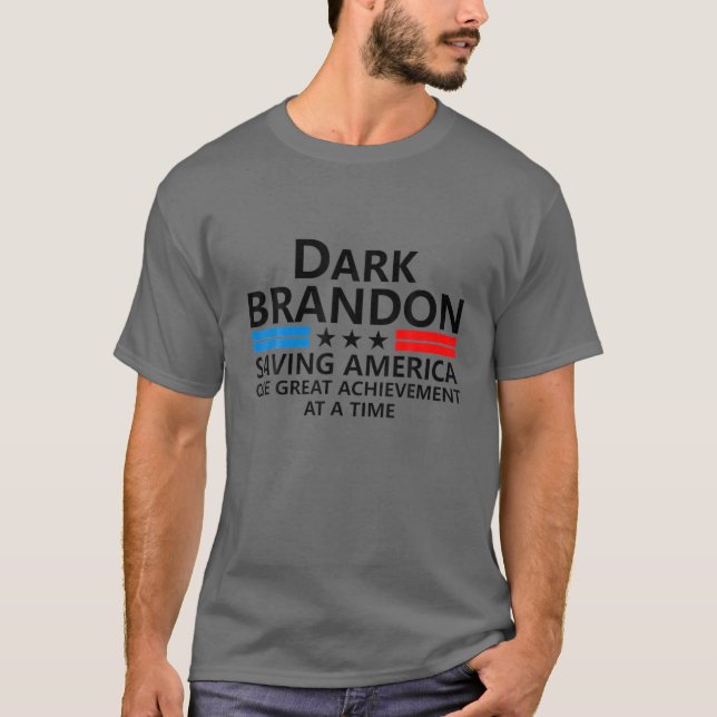 Camiseta Dark Brandon Pro Biden Salvando la bandera estadou (Anverso)