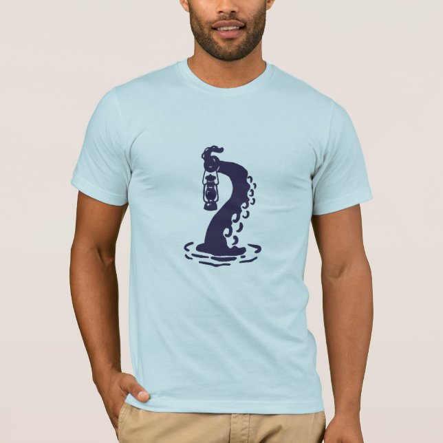 Camiseta Dark Sea Monster Tentacle Holding Lantern – Gothic (Anverso)