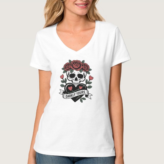 Camiseta Darkly Yours Graphic: Gothic Skull with Red Roses  (Anverso)