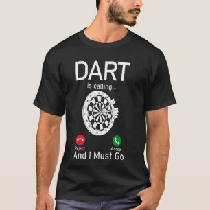 Camiseta Darny Dart Está Llamando Y Debo Ir Chico