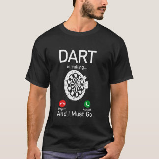Camiseta Darny Dart Está Llamando Y Debo Ir Chico