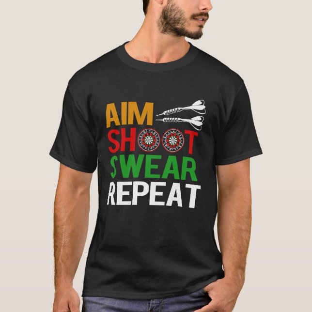 Camiseta Dart Aim Shoot Swear (Anverso)