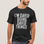 Camiseta David Doing David Things Funny David Birthday<br><div class="desc">Soy David Doing David Things Funny David Birthday Vintage Personalizado Nombrado para Chicas, Mujeres, Hombres, Hija, hermana, esposa, papá, esposo, nieta, amiga, mamá, abuela, tía, abuela, abuelo, mejor mamá de todos los tiempos, novia en la fiesta de cumpleaños, Navidades. Equipamiento perfecto para cualquier persona - Parte perfecta de los accesorios...</div>
