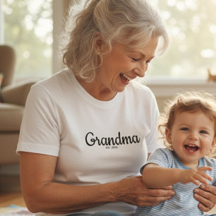 Camiseta de Abuela Establecida con Letra Negra