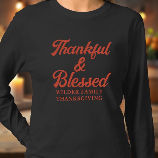 Camiseta de Acción de Gracias y Bendición para la  (Just add your family name to this Thankful & Blessed long sleeve t-shirt)