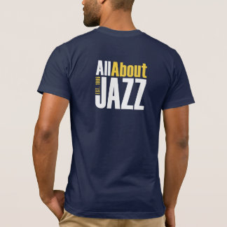 Camiseta de ajuste con el logotipo en la parte del