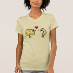Camiseta de amor de Macaroni y Queso<br><div class="desc">Cortés de macarrones y camiseta personalizado de queso con un gran corazón rojo para mostrar que el mac ama el queso. Un fideos de pasta y un trozo de queso aderezados con los brazos abiertos. Diseño original con derechos de autor registrados por Fun T-shirts, Inc.</div>