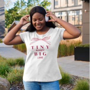 Camiseta de Baby Shower 'Manos Pequeñas, Gran Amor