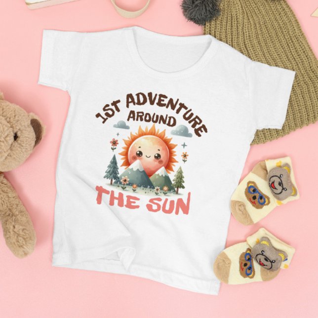 Camiseta De Bebé 1.ª aventura alrededor del cumpleaños del sol (Subido por el creador)