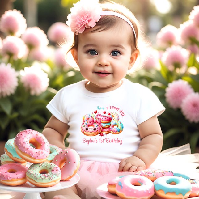 Camiseta De Bebé 1.ᵉʳ Nacimiento Dulce Nombre Chica de un burro (1st Birthday Sweet One Cute Donut Girl Name Baby T-Shirt)