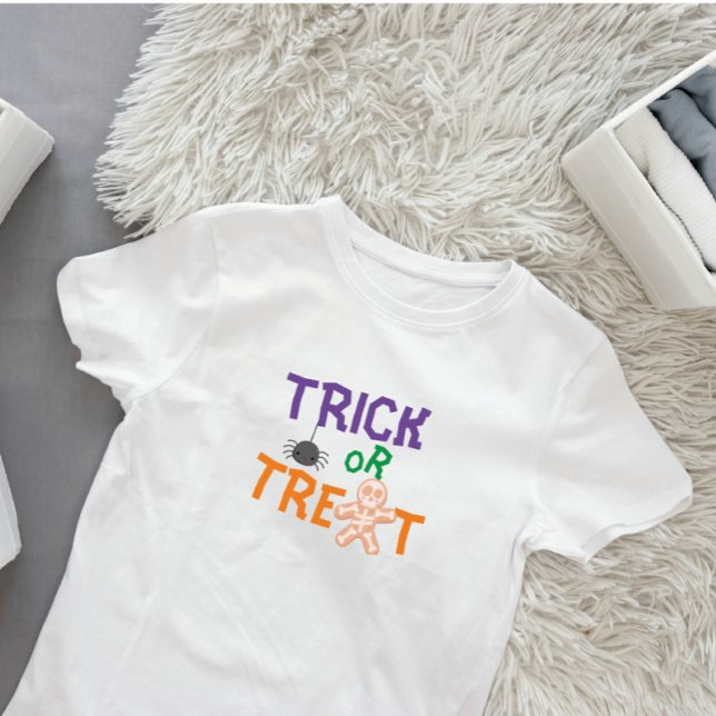 Camiseta De Bebé 1.ᵉʳ truco o truco de Halloween (Trick or Treat, Halloween baby 1st Halloween, )
