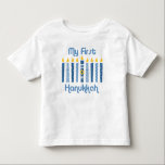 Camiseta De Bebé 1r Velas de Jánuca<br><div class="desc">El festival de luces diseña para las 1ras velas azules de la diversión de atracción de Jánuca del bebé con los lunares y las rayas y la estrella de David. El texto dice MI PRIMER JÁNUCA. ¡Original de PinkInkArt!</div>