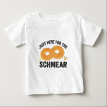 Camiseta De Bebé Acá por el pan gracioso de Schmear<br><div class="desc">hanukkah,  jewish,  chanukah,  menorah,  dreidel,  regalo,  cumpleaños,  vacaciones,  latke</div>