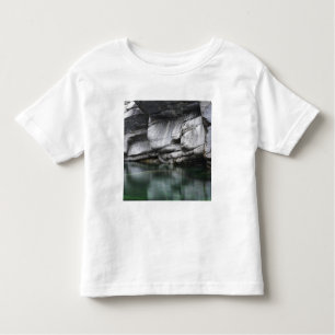 Camiseta De Bebé Acantilado redondeado de la roca por el río de