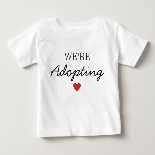 Camiseta De Bebé Adoptamos corazón de invitación infantil (Anverso)