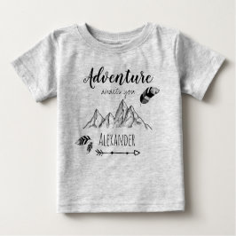 Camiseta De Bebé Adventure awaits with customizable name