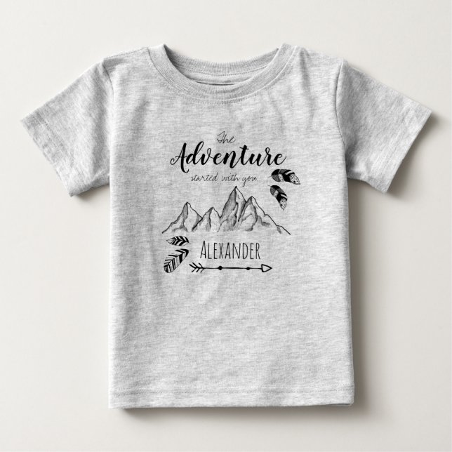 Camiseta De Bebé Adventure te espera el nombre del personalizable (Anverso)