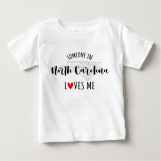 Camiseta De Bebé Alguien En Carolina Del Norte Me Ama Camiseta Bebé