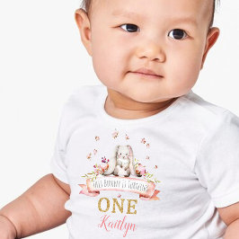 Camiseta De Bebé Algún conejo está cumpliendo un año Primer cumplea