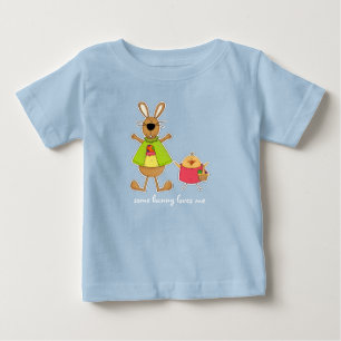 Camiseta De Bebé Algunos conejitos me aman. Regalo de Pascua
