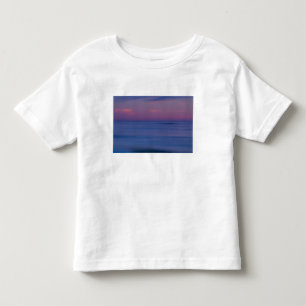 Camiseta De Bebé Amanecer de color morado en la orilla del océano