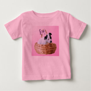 Camiseta De Bebé Amueblar Cachorros En Una Cesta,