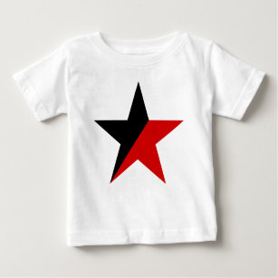 Estrella negra sobre camiseta roja