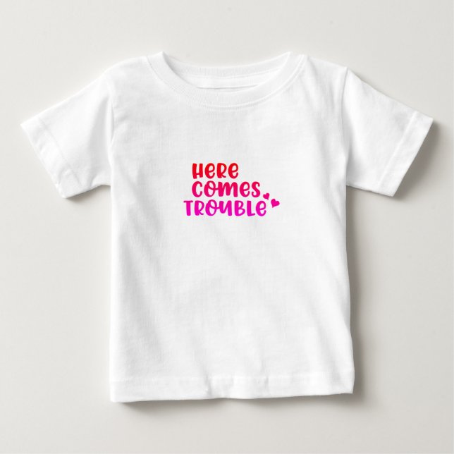 Camiseta De Bebé Aquí Viene el Problema (Anverso)