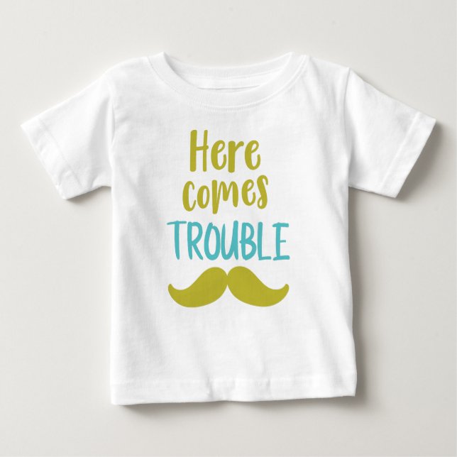 Camiseta De Bebé Aquí vienen problemas, bigote, bigote (Anverso)