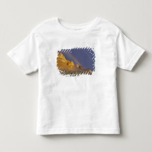 Camiseta De Bebé Arcoíris doble sobre una formación rocosa cerca de